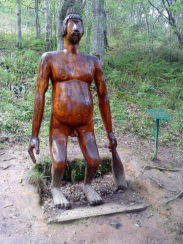 Escultura en madera de un pataricu