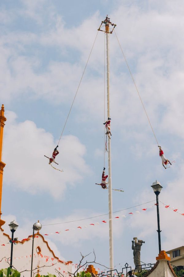 La danza de los voladores, que aparecen en uno de estos relatos salvajes.