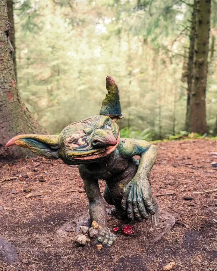 Esta escultura de madera de un boggart creada por escultores de Incredible Creations y aparece con varios otros personajes del folclore en Aitken Wood, Barley, Pendle, Lancashire. fuente: Wikimedia Commons.